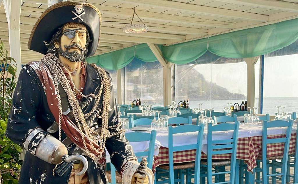 Mavros Peiratis (Black Pirate) Restaurant