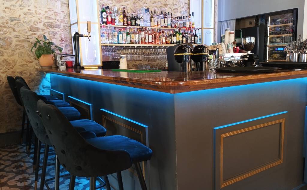 "NAVIS" COFFEE & BAR