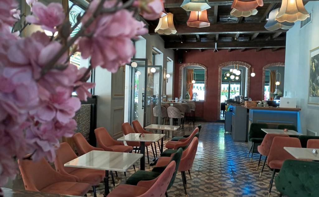 "NAVIS" COFFEE & BAR