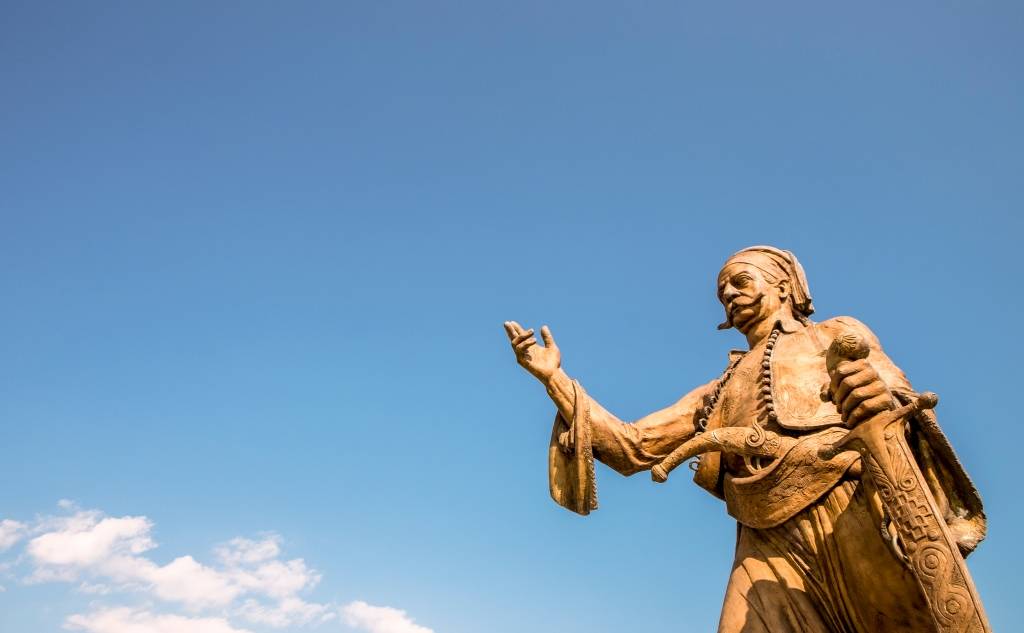 Το άγαλμα του Πετρόμπεη Μαυρομιχάλη στην Αρεόπολη